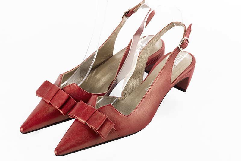 Cardinal red women's open back shoes, with a knot. Pointed toe. Low comma heels. Front view - Florence KOOIJMAN